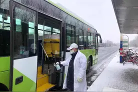 北京最“南”公交车队：司机组建送车队跨省“运车”图片