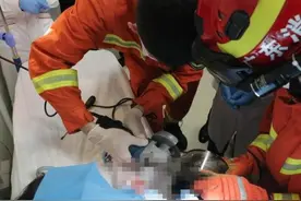深圳两岁女童把手伸进榨汁机，消防队员火速救援图片