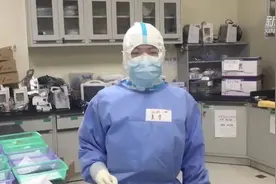 视频|妈妈还在一线抗疫 她许愿的梅西球衣先到家了！视频封面