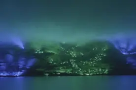 芬兰艺术家用1000盏灯“点绿”爱尔兰一座山视频封面