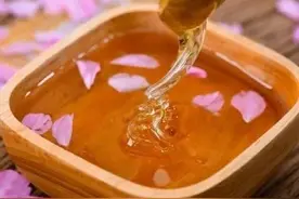 别再用蜂蜜冲水喝了！蜂蜜配上这些才能健脾、养胃、保肝~图片