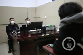 路边废弃沙发睡着三男一女 一查竟是流窜盗窃团伙图片