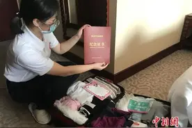 他们归程的行李箱，装有“一辈子的珍藏”图片