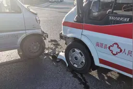 私家车撞上救护车 交警：私家车承担全责图片