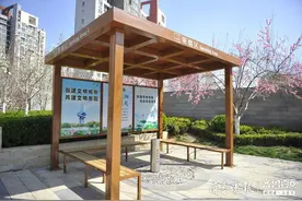 济南商场外的吸烟区，遮阳棚座椅垃圾桶很齐全图片