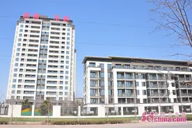 青岛新城玺樾被疑精装“缩水”房内返碱大理石缺角水泥补图片