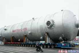 福建古雷炼化：全球最大EOEG装置洗涤塔到港上岸图片