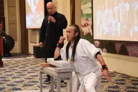 桐乡有位铁掌牛人，天天上抖音教人“真功夫"图片