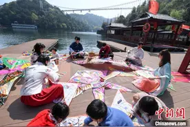 长沙市民着古装放飞风筝 享受春光图片