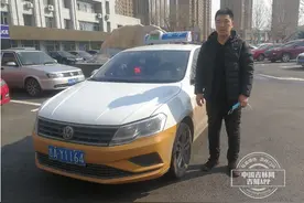 小女孩焦急拦车 长春出租车司机“这个忙必须帮”图片
