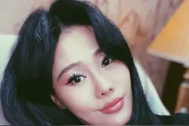 袁娅维晒复古风自拍风韵十足 盯镜头浅笑电眼迷人图片