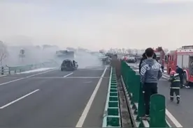 吉林珲乌高速发生多车相撞起火事故 多个高速收费站关闭图片