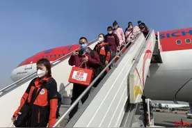 医疗队返川！亲人接机上演“隔空拥抱”：14天后再紧紧拥抱你图片