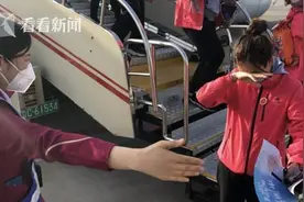 人群中一眼认出你！医疗队员凯旋 姐妹俩机场隔空拥抱图片