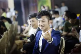 “今年的难从未遇见”杭州婚庆司仪李东做起音乐主播：疫情之下，平安是最好的祝福图片