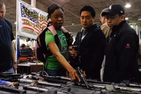 歧视攻击越来越多，美警察鼓励华人囤枪防暴乱……图片