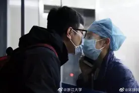 隔玻璃亲吻的战疫女护士与男友领证结婚图片