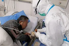 战重症｜患者抵触治疗，援鄂男护士长学说武汉话让他打开心房图片