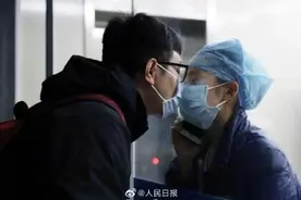 还记得隔着玻璃门的那一吻吗？他们结婚了图片