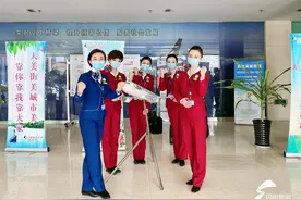 山航机组成员向山东支援湖北医疗队员们隔空喊话：“山航接你们回家啦！”图片