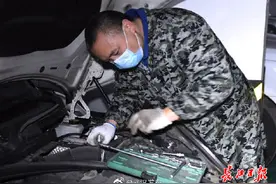 汽车医生义务为车辆“复苏”图片