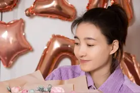 王丽坤晒生日照幸福甜蜜 坐气球中间墙上“18”亮眼图片