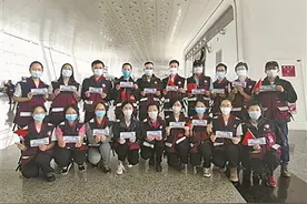驰援武汉的19位白衣战士凯旋图片