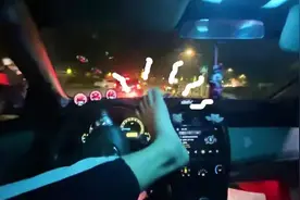 吓人！男子用脚操作方向盘行车，双手却在发朋友圈图片