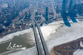 松花江哈尔滨段江面冰雪消融图片