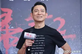 小男婴出现片场…刘德华上前一抱亲脸颊！　长大后竟成国际巨星图片