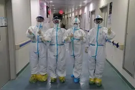 30秒｜可爱又感动 73岁爷爷对着护士唱起《小燕子》图片