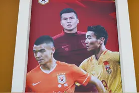 鲁能足校墙壁喷绘上新 韦世豪刘彬彬等人在列图片