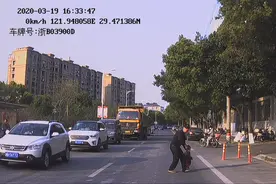 28万网友点赞！象山这位公交司机，又双叒在路上“捡”到一个孩子图片