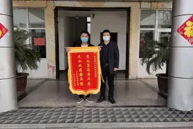遇到群众有困难就应该伸手相助图片