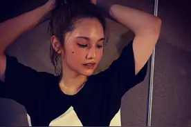 杨丞琳晒健身后素颜照 脸色红润甜笑凹造型图片