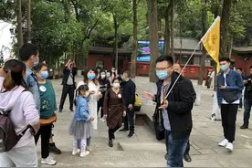 乐山大佛景区露天景点恢复开放 无感测温神器智能头盔抢镜图片