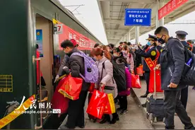 陕西勉县开出首趟定制复工专列 护送1400名务工人员赴苏沪图片