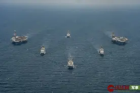 美国双航母战斗群在伊朗附近集结 还出动战略轰炸机图片