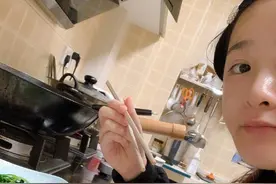女星居家隔离亲自下厨 做白切鸡色香味俱全图片