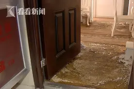 业主疫情后查看新房 开门后“傻眼”：恶臭扑鼻 地板报废图片