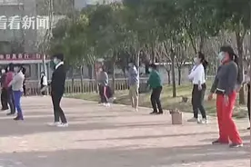 在家憋太久 大爷大妈齐聚公园放飞自我图片