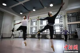 中央芭蕾舞团部分演员回归排练厅图片