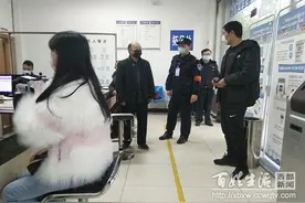 四川：荥经县公安局交警大队恢复窗口业务办理“忙而有序”图片