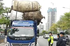 “你这个货车装得也太多了吧！”图片