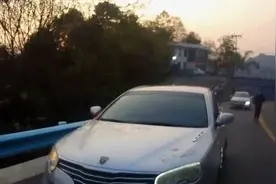 非法安装红蓝爆闪灯 司机竟称是装饰图片