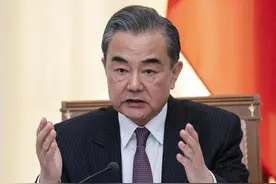 王毅同文莱外交事务主管部长艾瑞万通电话图片