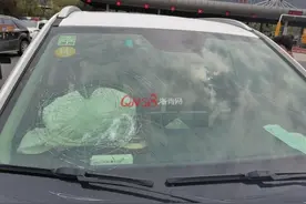 飞来横祸！高速公路上前方货车轮胎突然脱落，砸中后方小车引擎盖图片