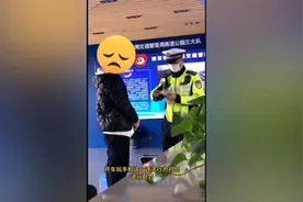 瘾真大，司机边开车边玩斗地主！网友视频举报图片