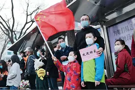 夹道相迎图片