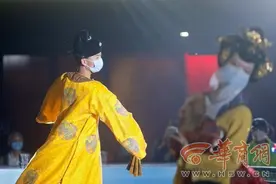 大唐不夜城陆续恢复演出“不倒翁”小姐姐头戴面纱神秘感十足图片